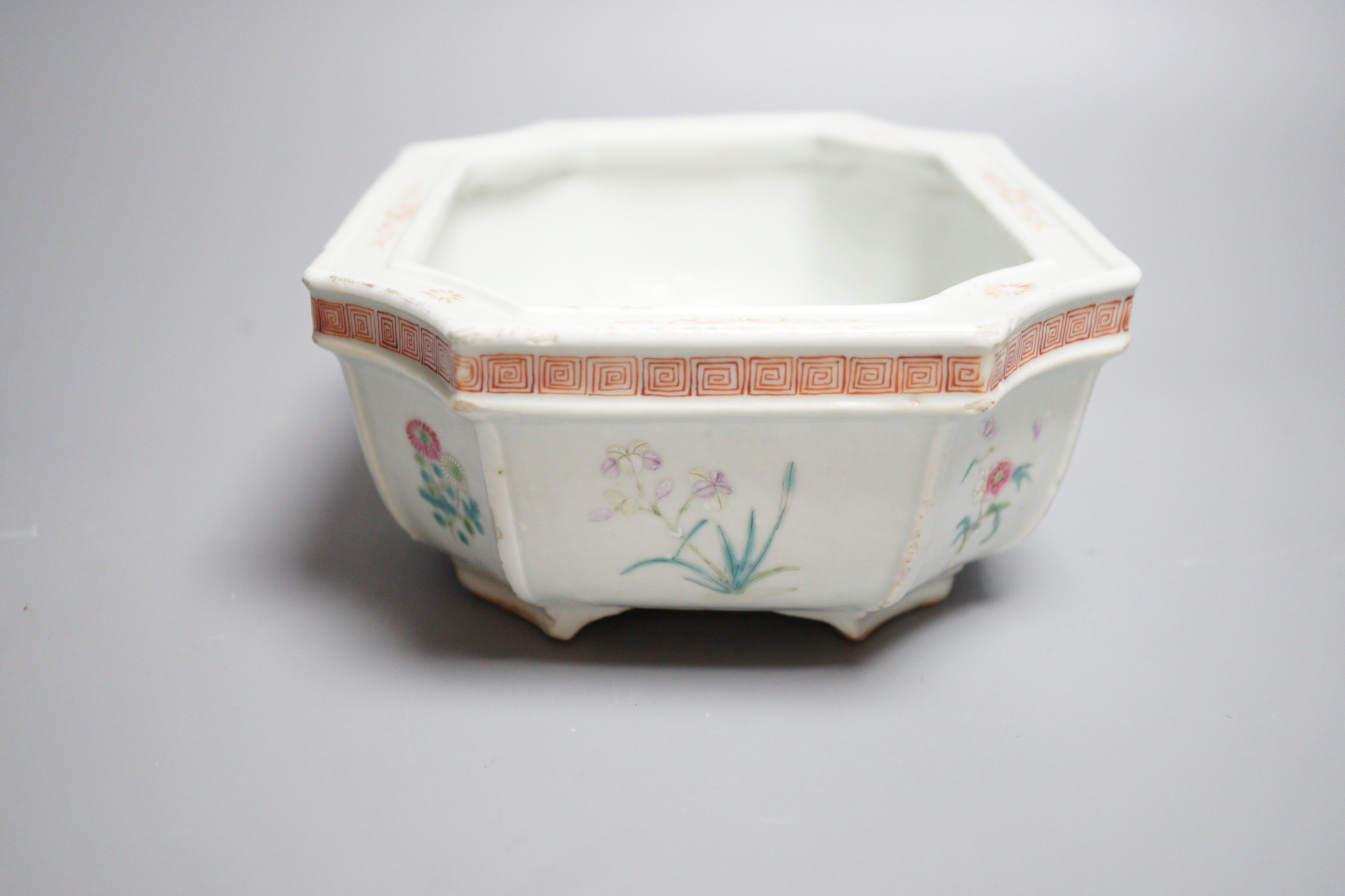 A 19th century Chinese export planter, famille rose enamels, 21.5cm